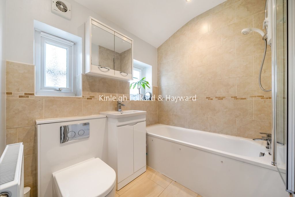 Property photo 3 of 7 29F5012d-0778-4B79-B