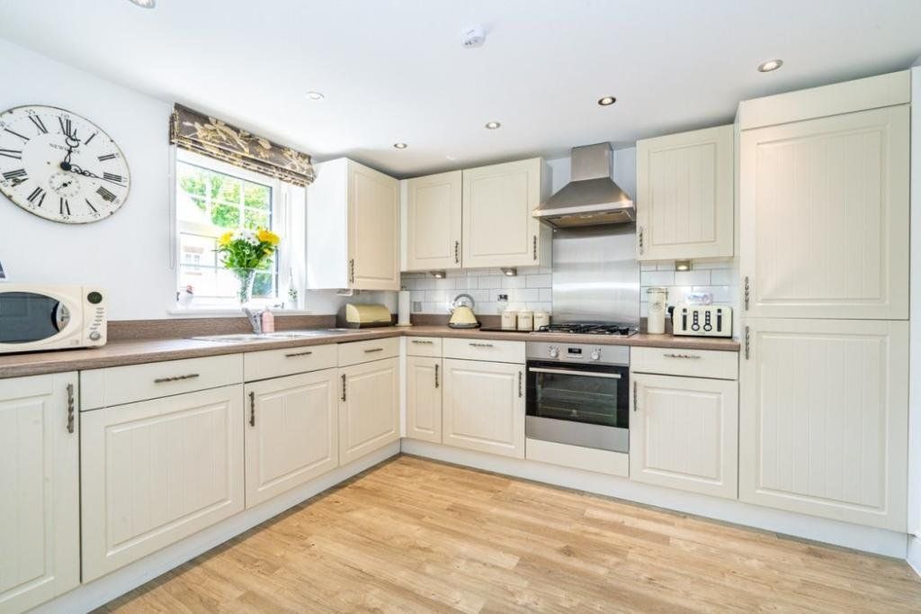 Property photo 2 of 11 Kitchen