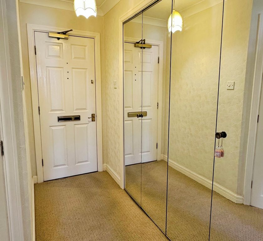 Property photo 3 of 14 Hallway