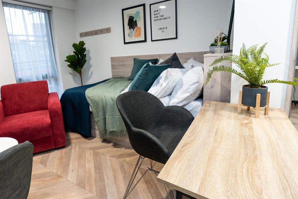 Property photo 2 of 20