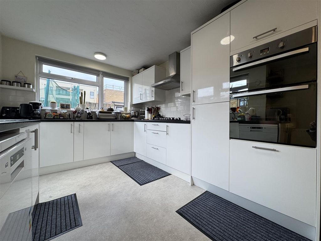 Property photo 2 of 35