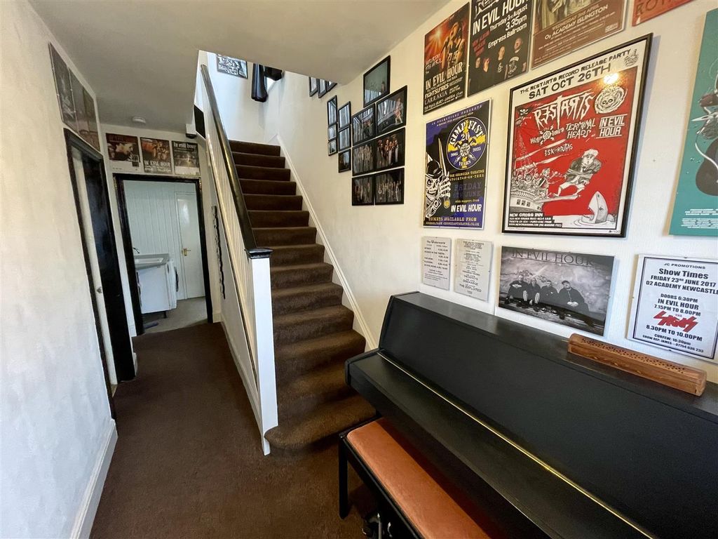 Property photo 2 of 14 Entrance Hall