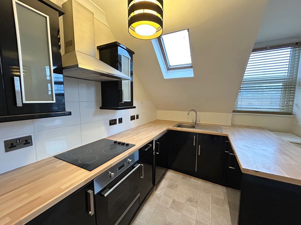 Property photo 3 of 11 Kitchen