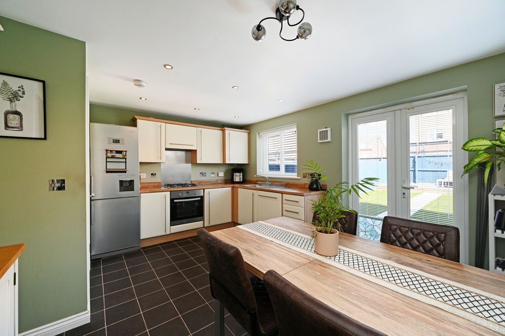 Property photo 2 of 28 Dining Kitchen