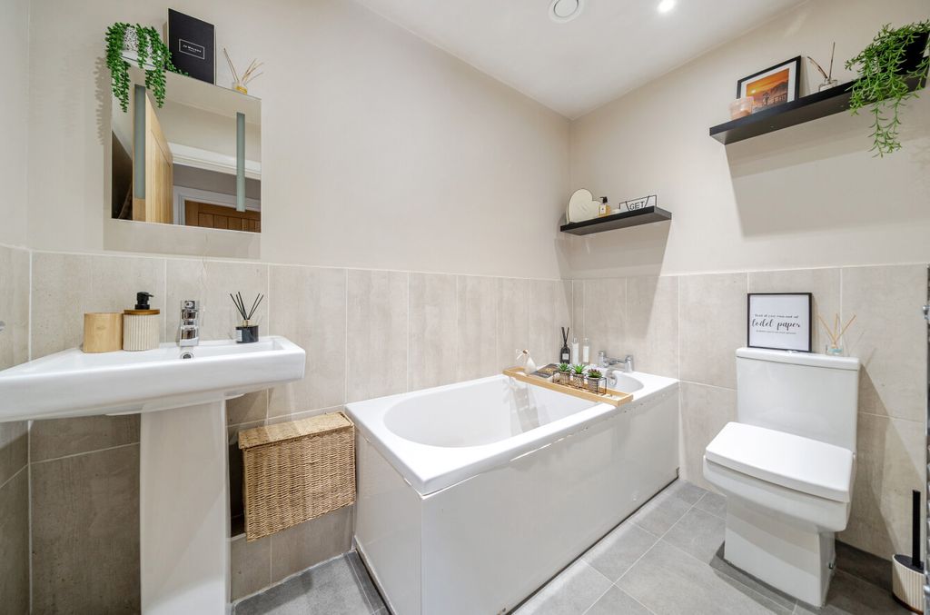 Additional image 7 of 2 bed flat for saleWickham Road, Fareham, Hampshire PO16
