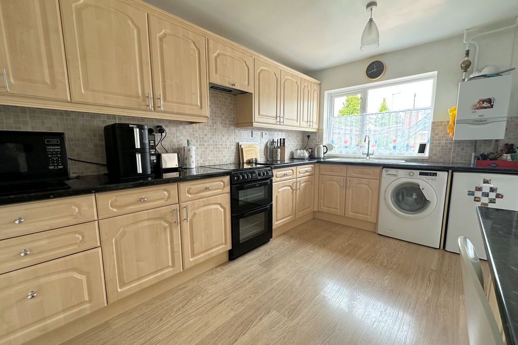 Property photo 3 of 18 Kitchen
