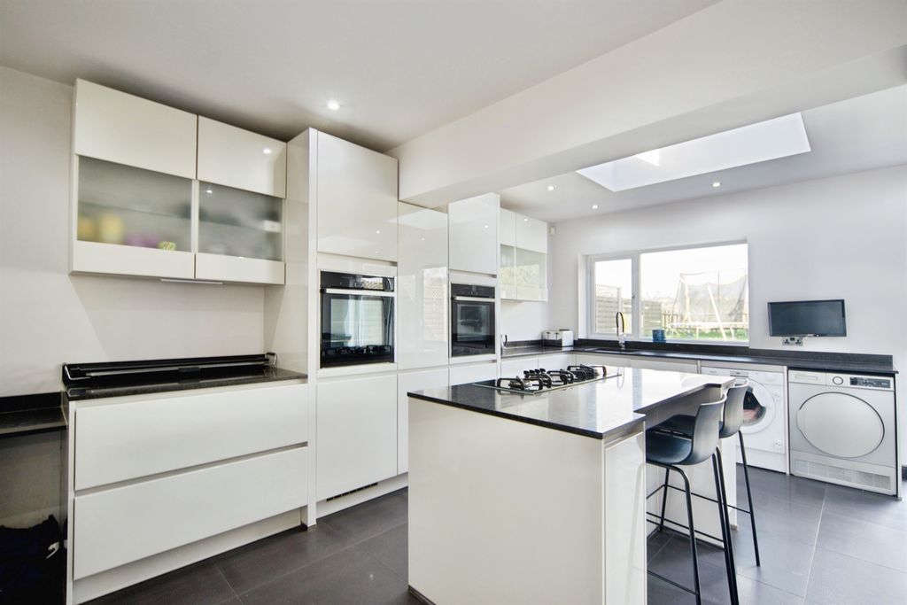 Property photo 2 of 20