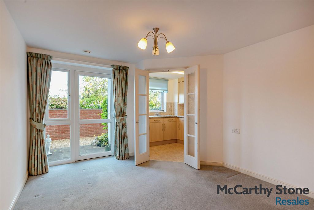 Property photo 3 of 28 8688687-Interior09-800.Jpg