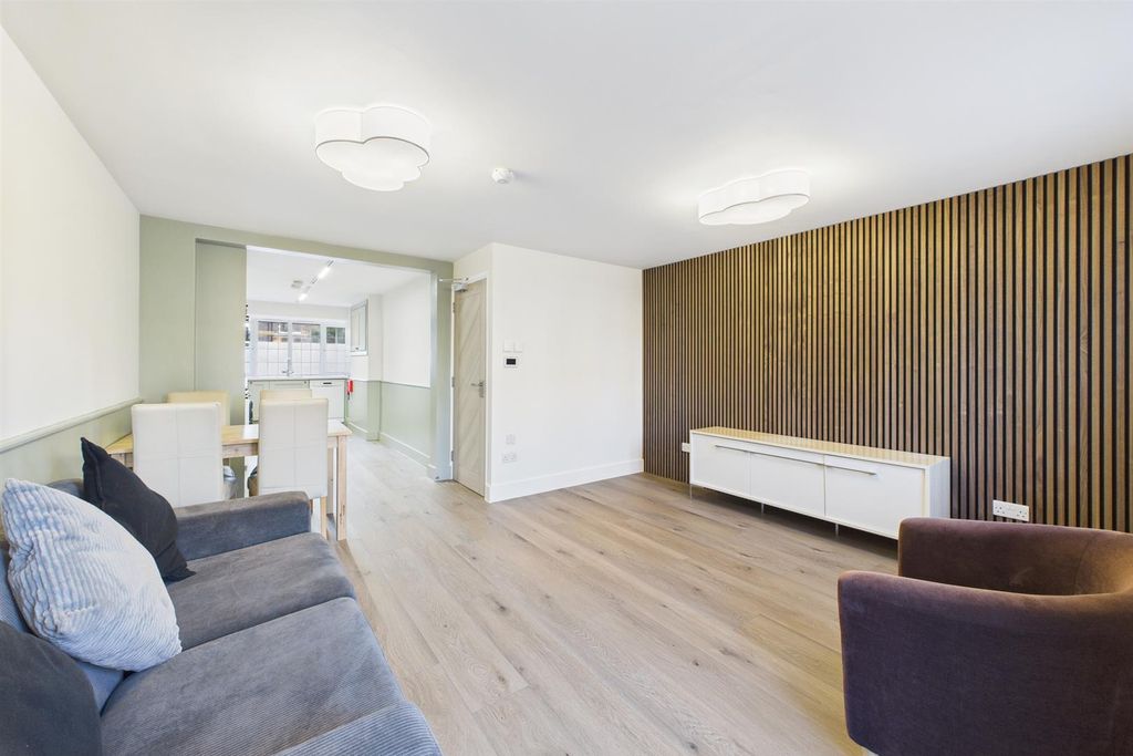 Property photo 1 of 25 Cam02985G0-Pr0082-Still015_Alt.Jpg