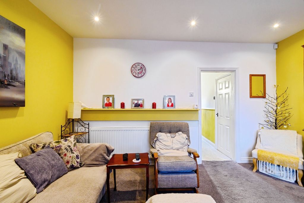 Property photo 3 of 20 Lounge