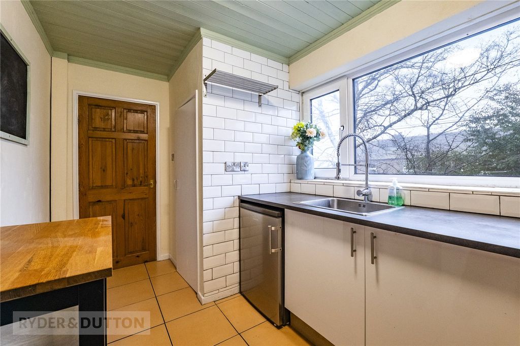 Property photo 3 of 18 Kitchen