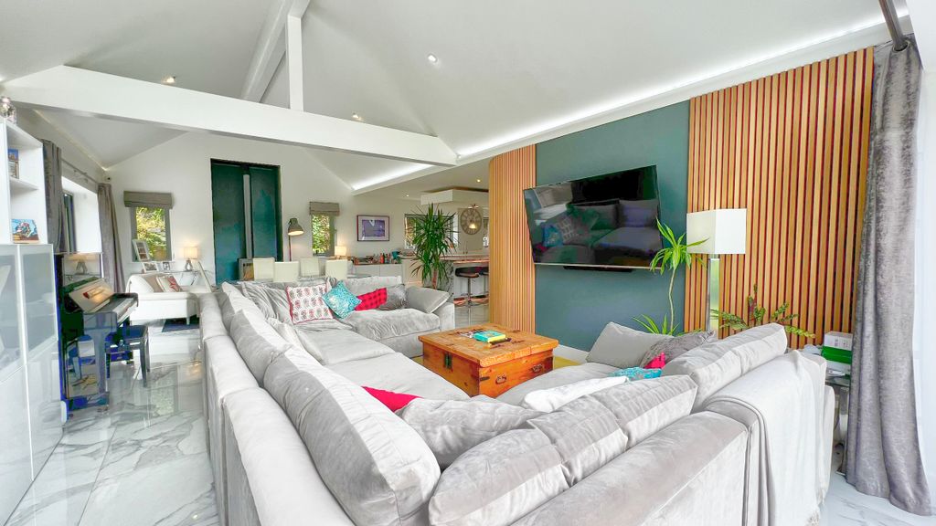 Property photo 3 of 38