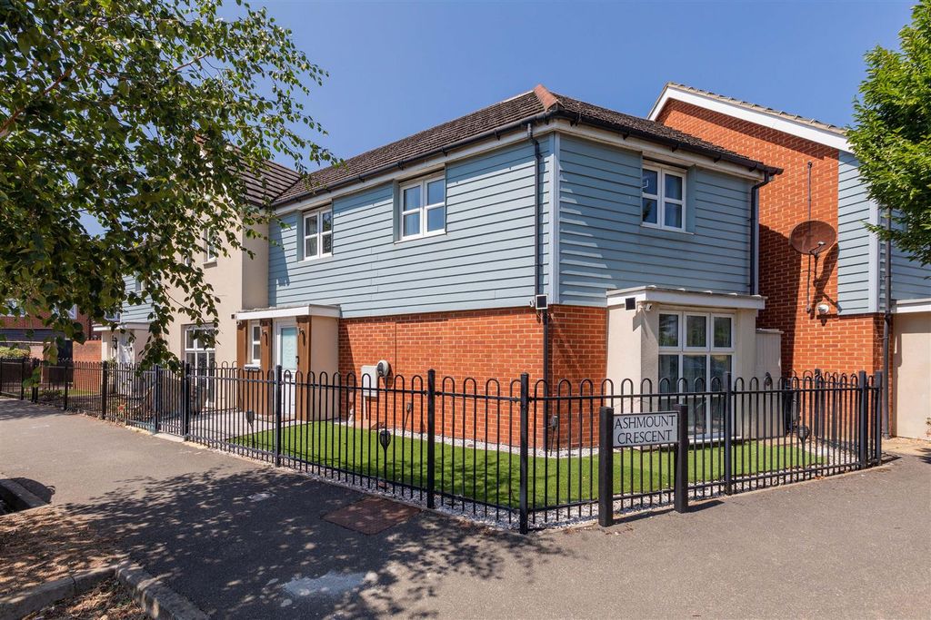 Property photo 1 of 23 3 Ashmount Crescent-6.Jpg