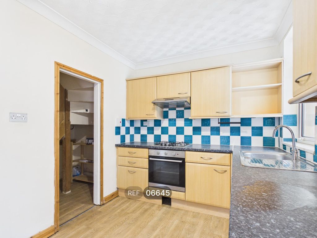 Property photo 3 of 14 Kitchen