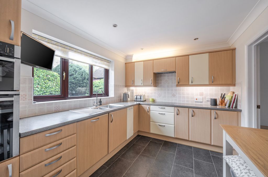 Property photo 3 of 15 1514686-15-1A06Bb...