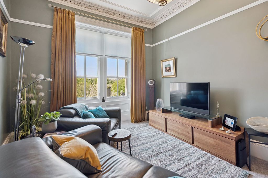 Property photo 1 of 18 Lounge