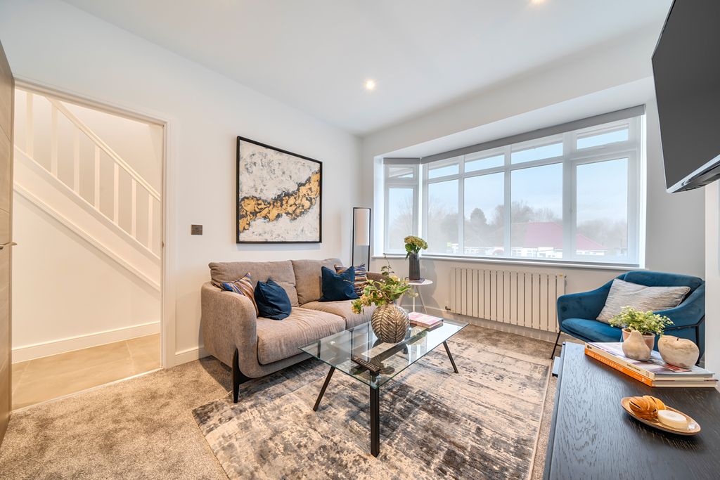 Property photo 3 of 16 Lounge