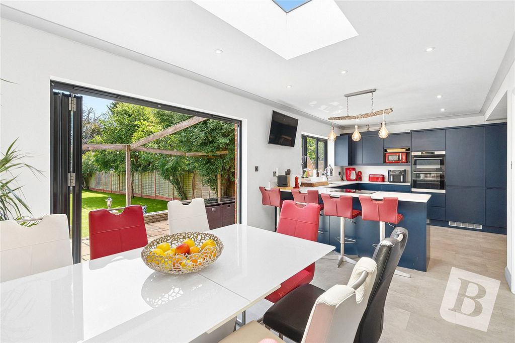 Property photo 3 of 20 Kitchen/ Dining
