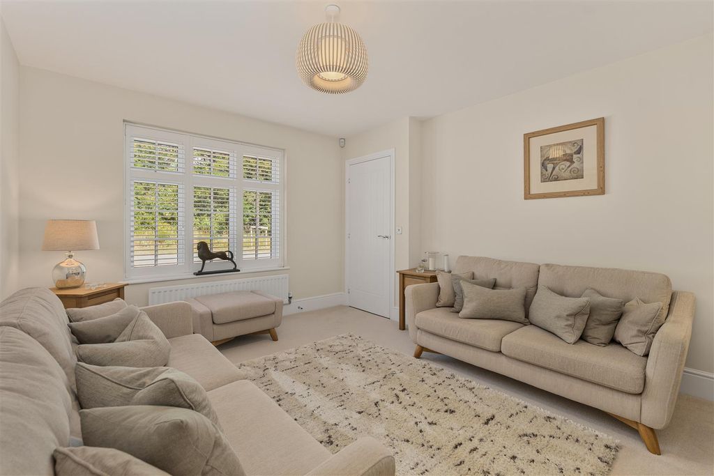 Property photo 3 of 24 11 Bateman Close, Banbury-6.Jpg