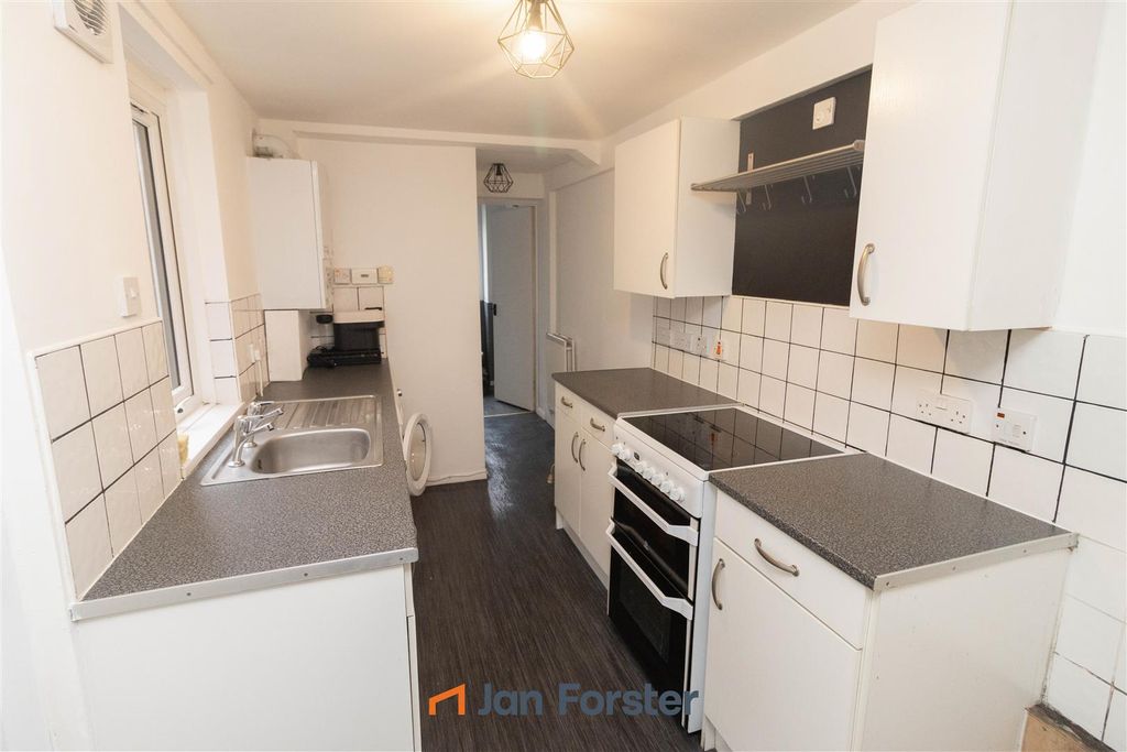 Property photo 3 of 7 Kitchen