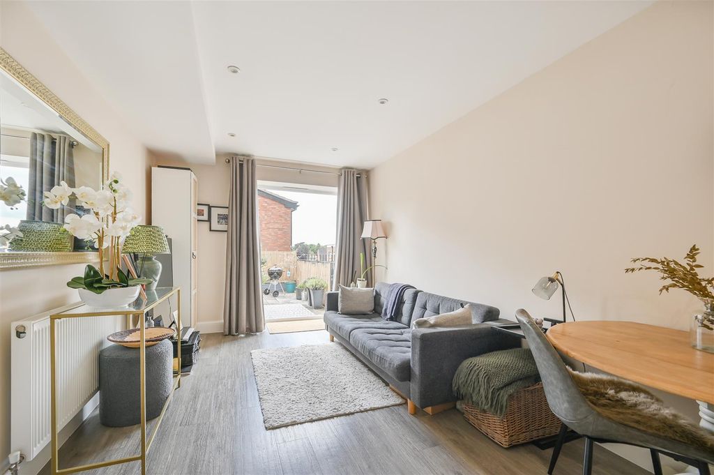 Property photo 3 of 9 Flat 3 25A Vaughan Road-6.Jpg