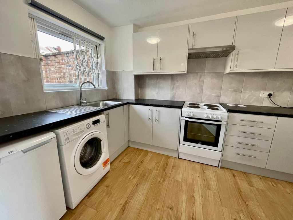 Property photo 2 of 11 Kitchen 2