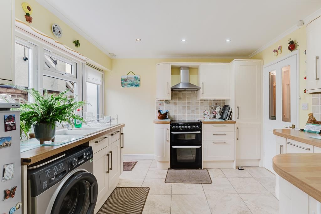 Property photo 3 of 26 10 Glenville Close, Corby (20 Of 26).Jpg