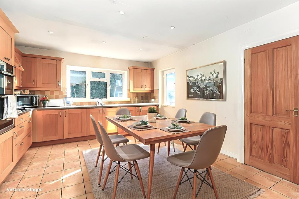 Property photo 3 of 10 Kitchen Breakfast