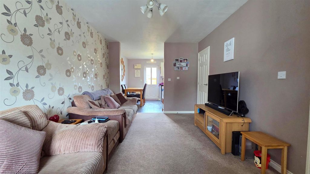 Property photo 2 of 11 Lounge