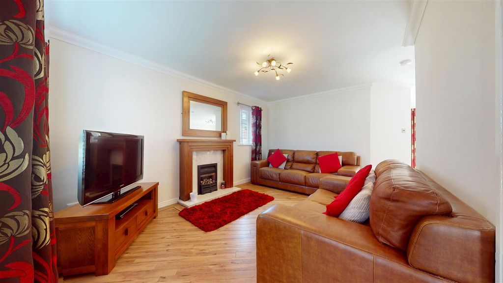 Property photo 2 of 24 Wendover Close Living Room