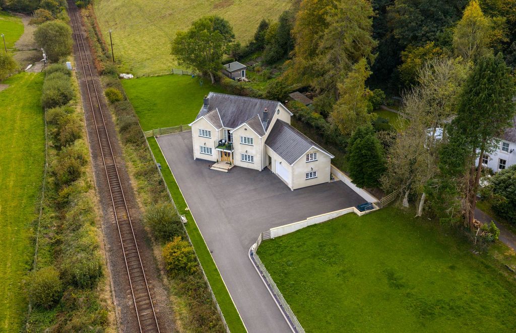 Property photo 1 of 40