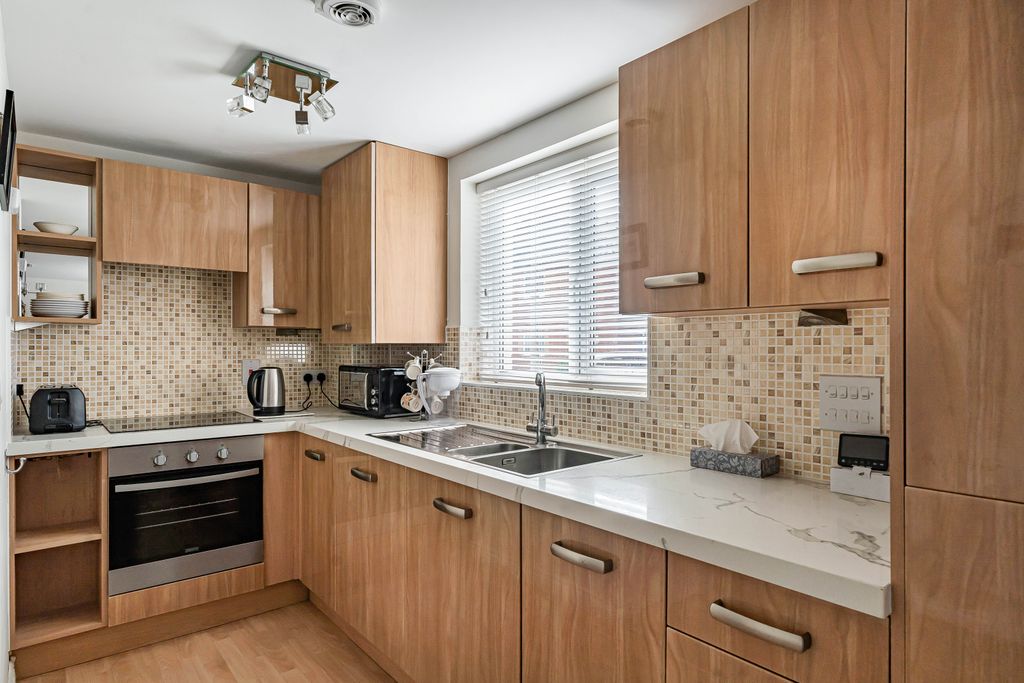 Property photo 2 of 14 Kitchen 2