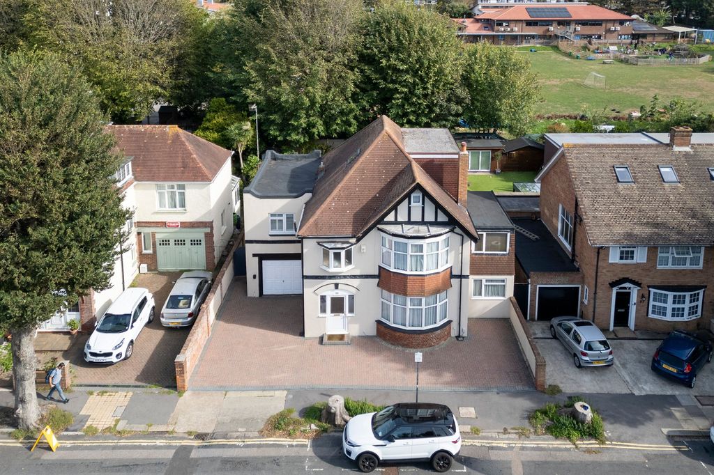 Property photo 1 of 32