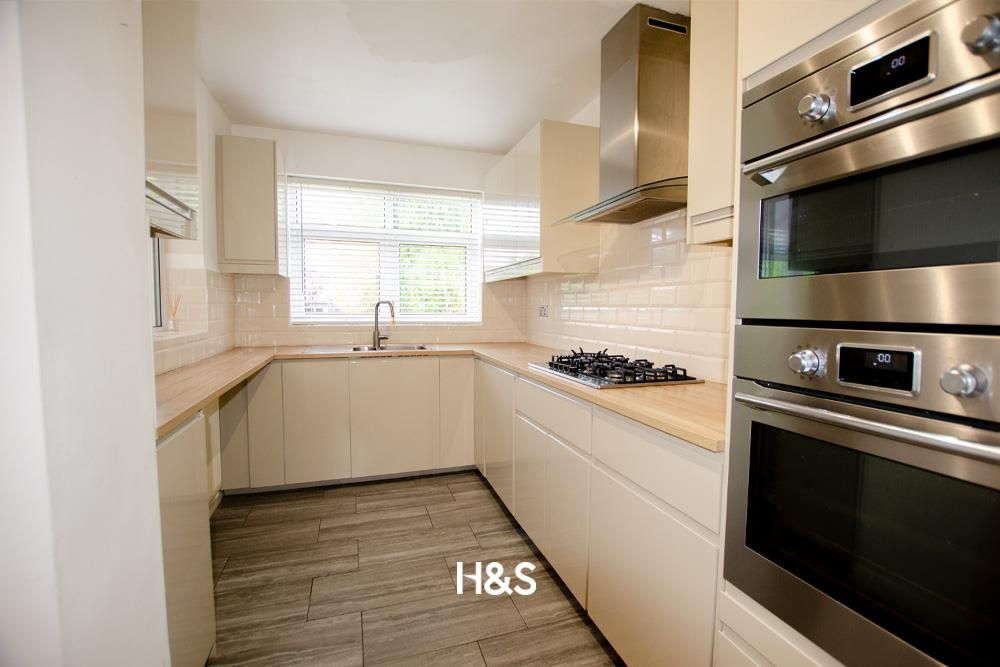 Property photo 3 of 17 85 Stanway Kitchen.Jpg