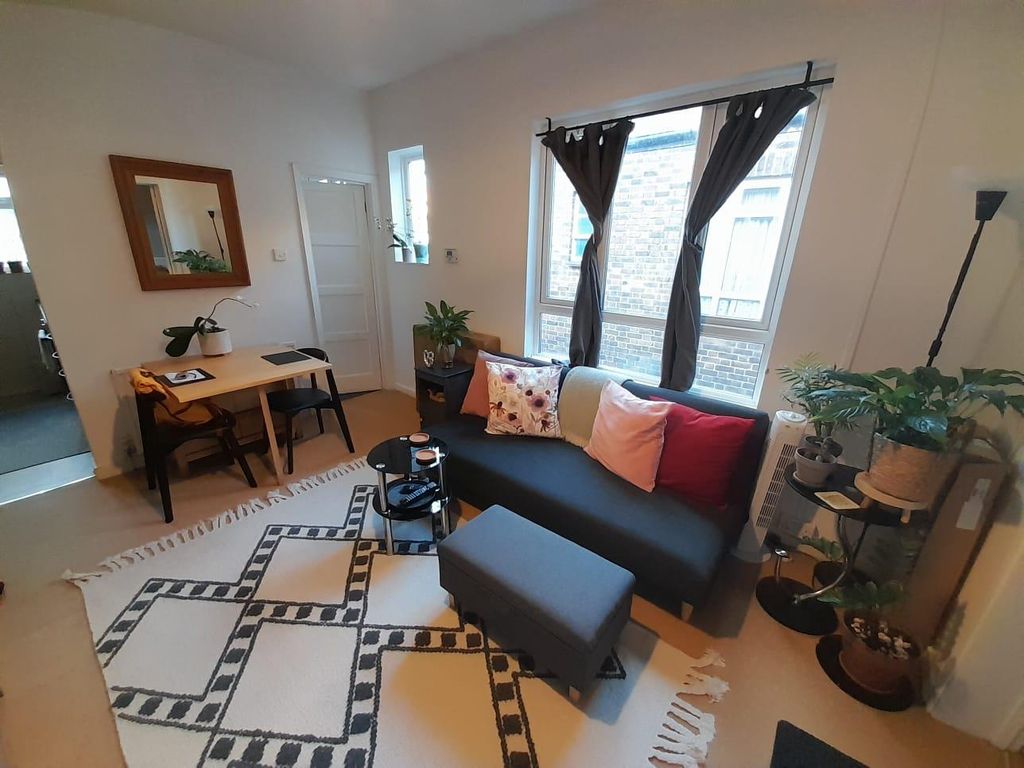 Property photo 2 of 6 2. Living Room 2.Jpg