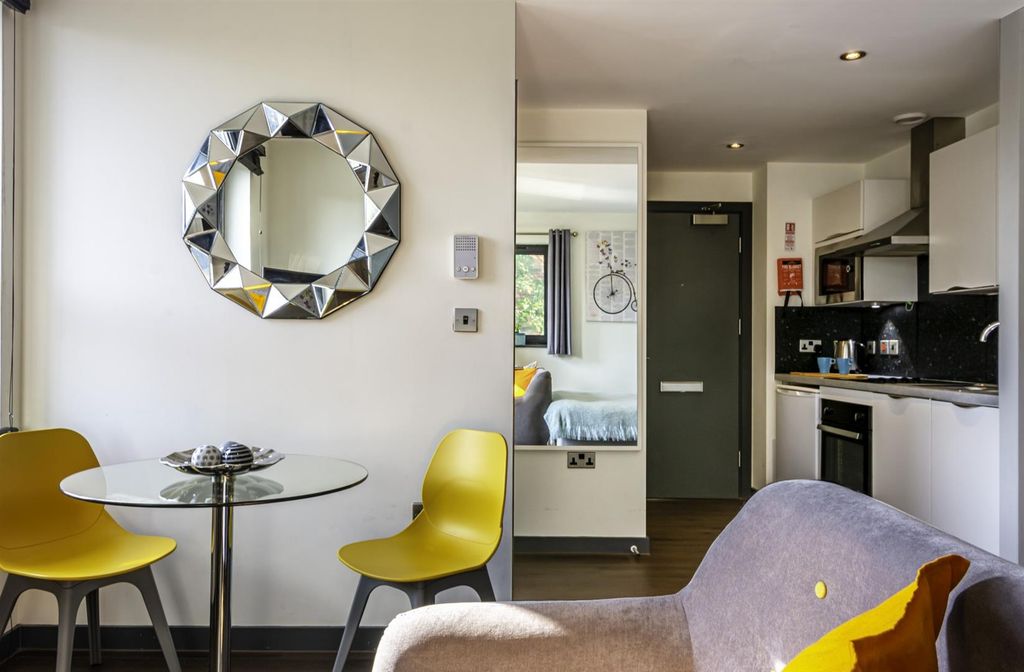 Property photo 2 of 4 Modern Living Space With Chic Dining Area....