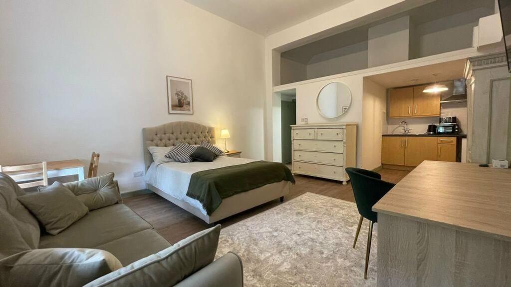 Property photo 1 of 6 A Spacious And Inviting Large Double Bedroom Featu...
