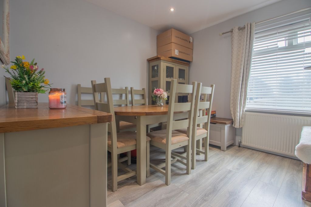 Property photo 3 of 12 Diningroom