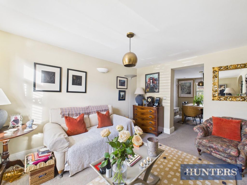 Property photo 2 of 28 Lounge Alt