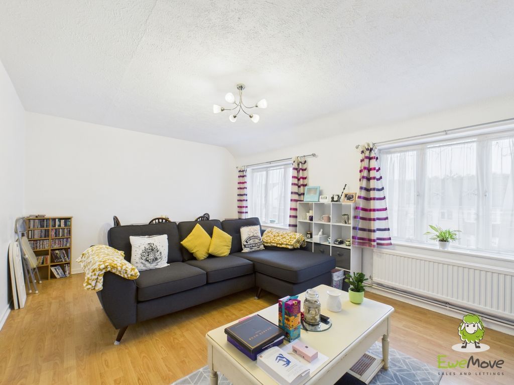 Property photo 3 of 12 Ewemove Basingstoke Upton Crescent Living Room