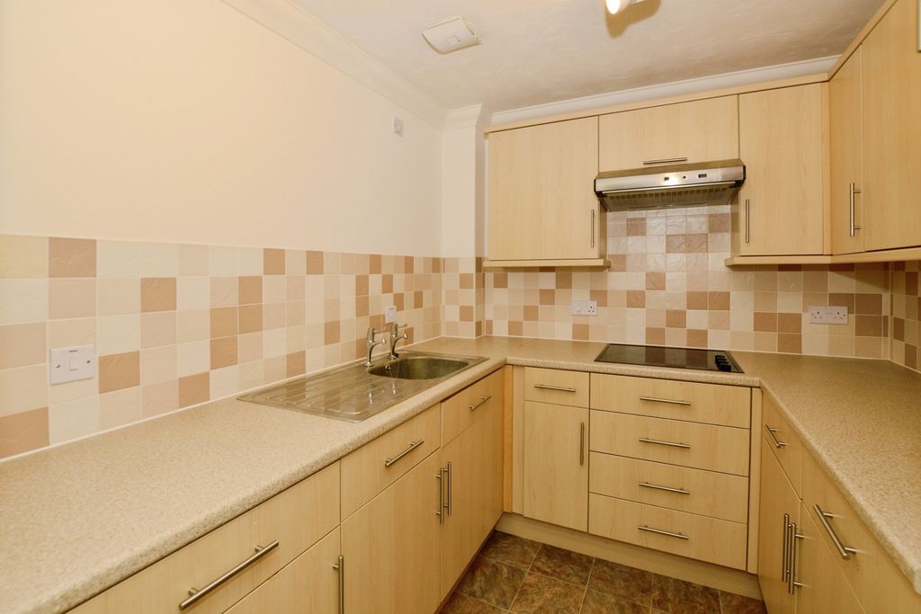 Property photo 3 of 17 Kitchen