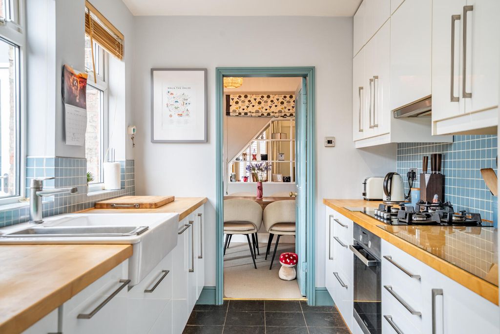 Property photo 3 of 17 Kitchen