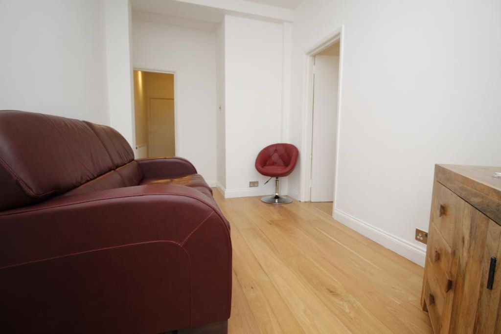 Property photo 3 of 8 Lounge