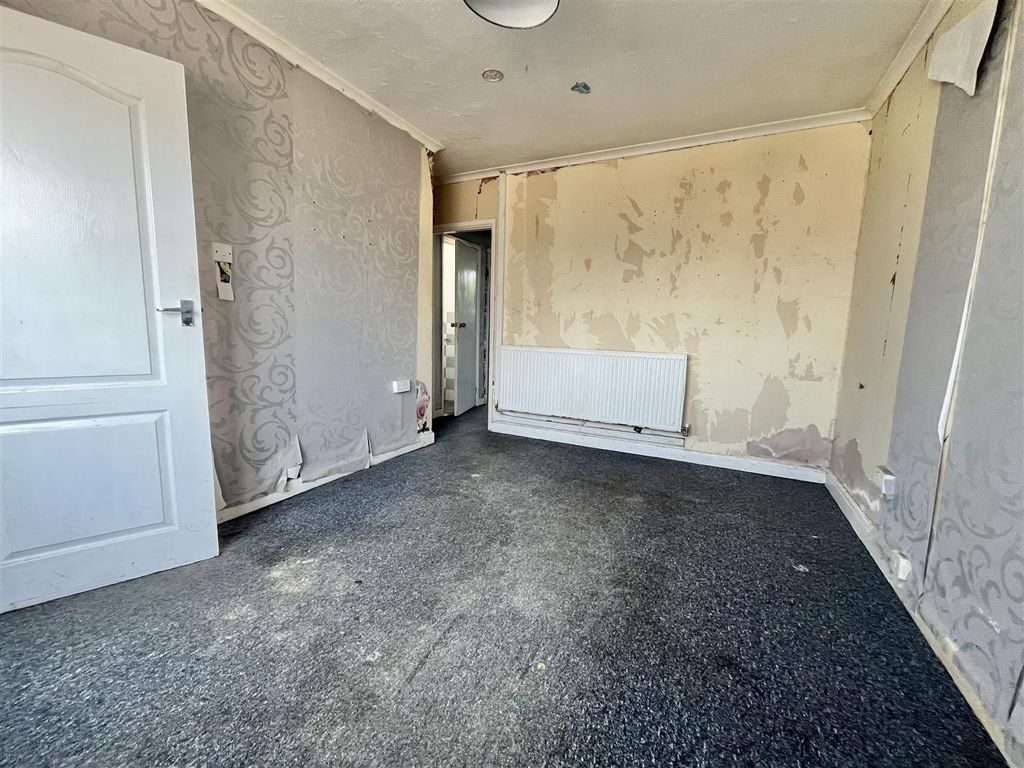 Property photo 3 of 11 Lounge