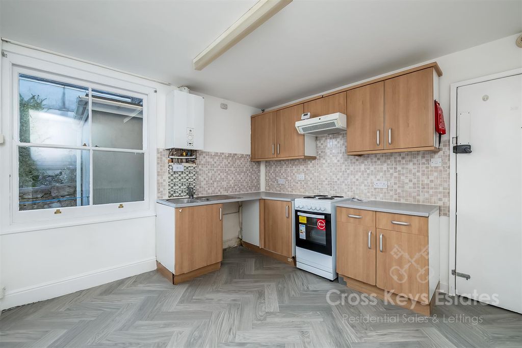 Property photo 3 of 12 Living Room / Kitchen