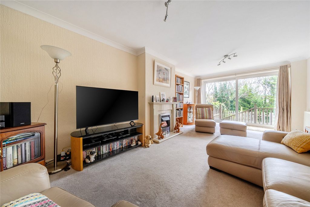 Property photo 2 of 18 Lounge