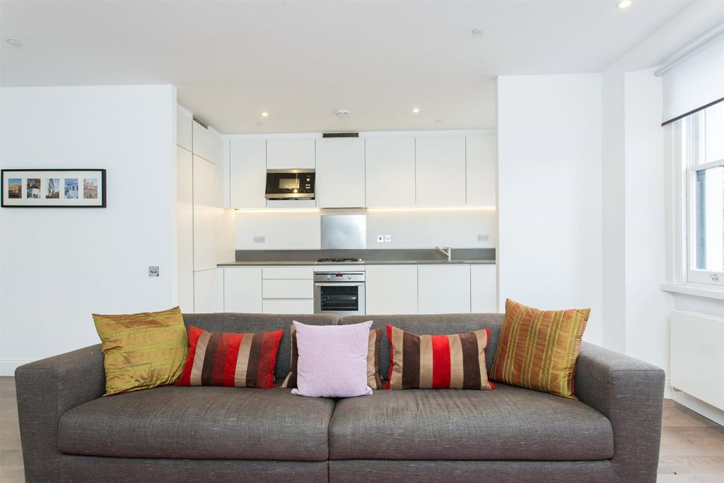 Property photo 3 of 7 7, 13 Cromwell Road 4.Jpg