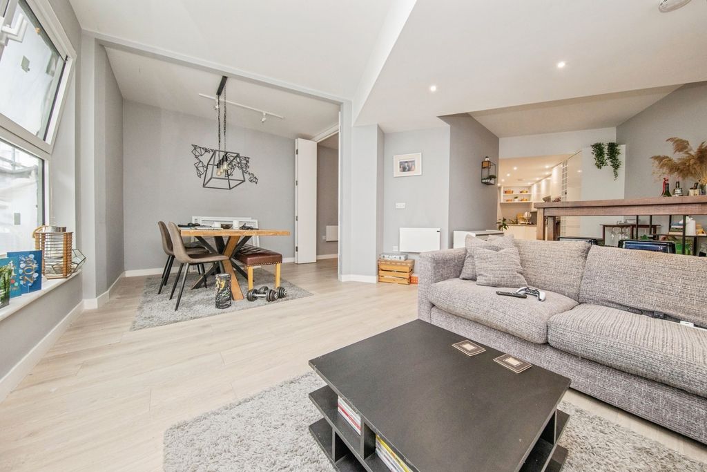 Property photo 2 of 18 Pbox-Img.Jpg