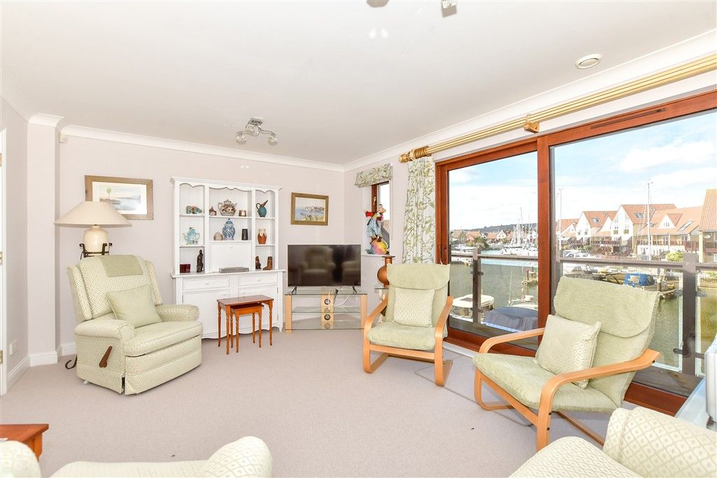 Property photo 2 of 13 Lounge