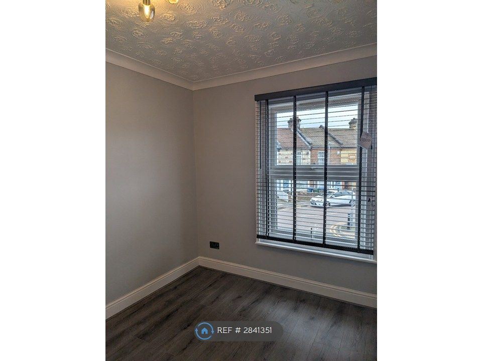 Property photo 2 of 5 Bedroom